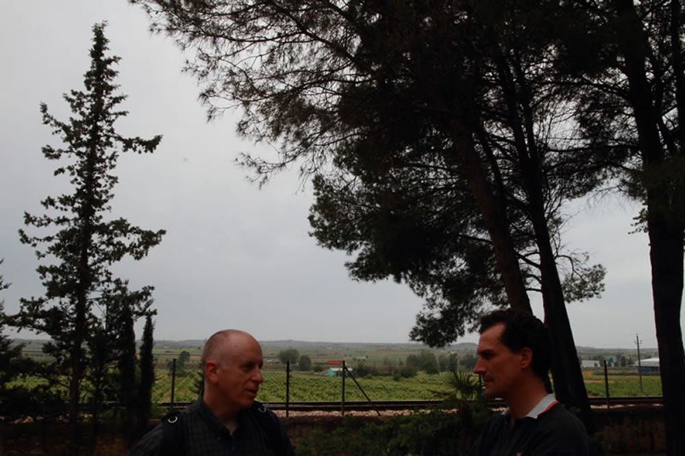 Zev y Félix hablando de vinos en el jardín de Vera de Estenas